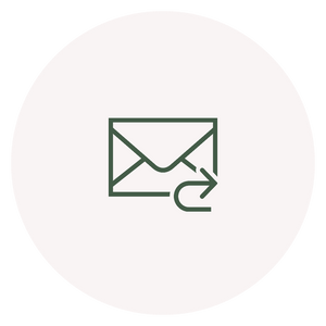Icoon van een verzonden envelop als symbool voor snelle klantenservice
